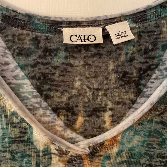 Women’s patterned short sleeve patterned T-shirt, v-neck in green, brown, white. - Picture 2 of 5